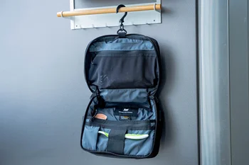 AER Travel Kit 2: Компактни тоалетни принадлежности премиум-клас, изчистен калъф-органайзер, с много джобове, водоустойчив плат - BN