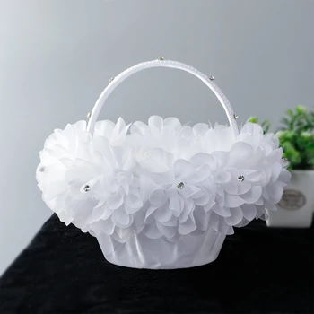 Кошница за момичета цвете за сватба с малки бели кружевными цветя в обертке